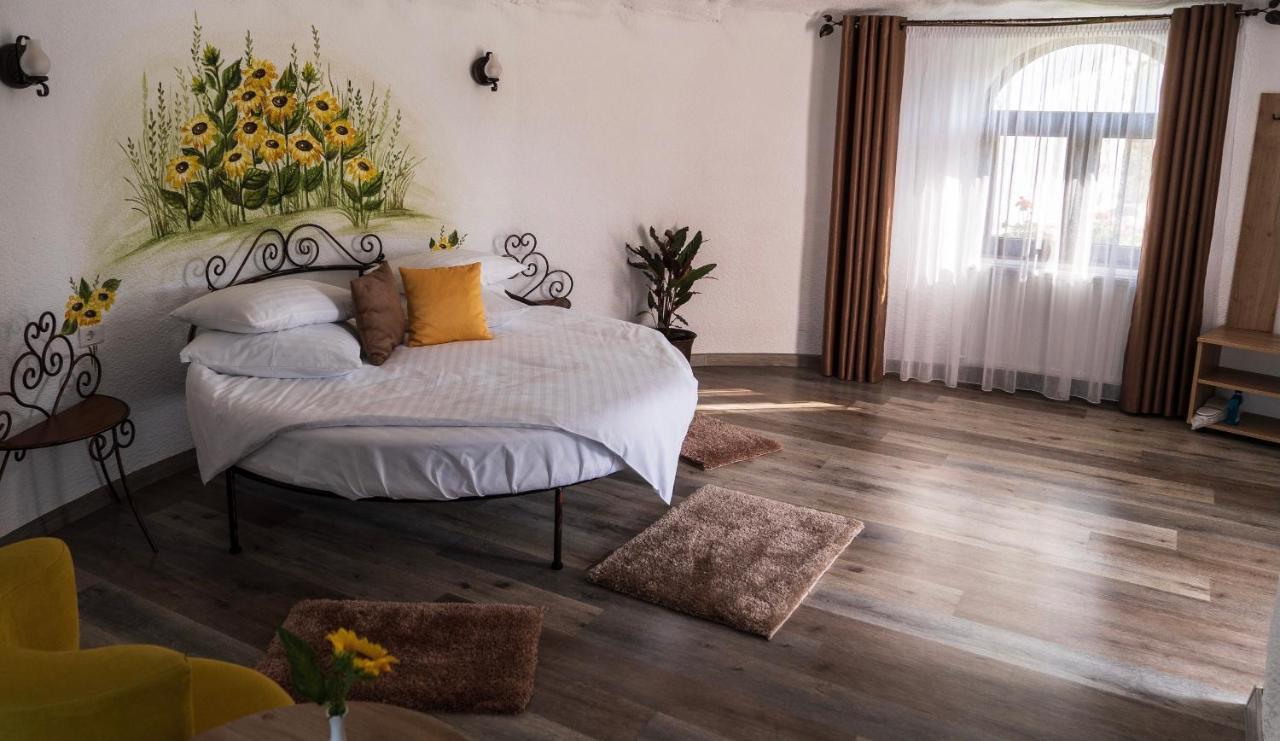 Satul Cu Flori Hotell Buzău Eksteriør bilde