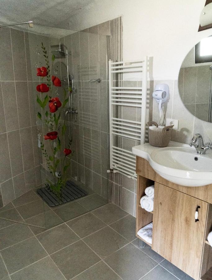 Satul Cu Flori Hotell Buzău Eksteriør bilde